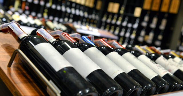 Mağazada “ŞƏRAB FƏLAKƏTİ”: Sonuncu butulka minlərlə avroluq içkini MƏHV ETDİ – VİDEO