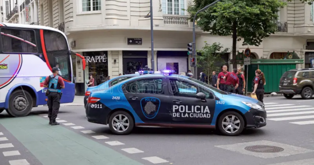 Sürücüdən CEVİK MÜDAXİLƏ: Soyğunçunu avtomobillə vuraraq ZƏRƏRSİZLƏŞDİRDİ – VİDEO Sürücüdən CEVİK MÜDAXİLƏ: Soyğunçunu avtomobillə vuraraq ZƏRƏRSİZLƏŞDİRDİ – VİDEO