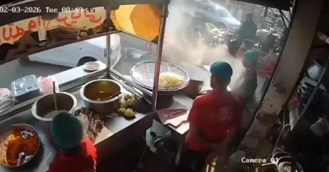Avtomobil “fast-food” köşkünə ÇIRPILDI: Qaynar yağ insanların üzərinə DAĞILDI – VİDEO