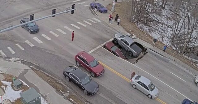 İşıqforda dayanan iki avtomobil yerin altına DÜŞDÜ – VİDEO