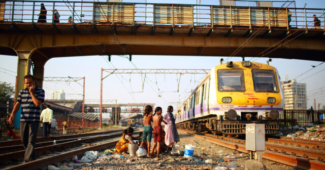 Hindistanda tikilməkdə olan körpü ÇÖKDÜ: Yaralılar var – VİDEO