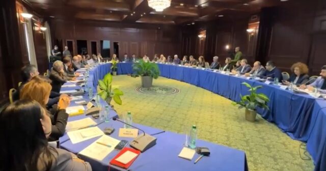 “Sülh körpüsü” təşəbbüsü çərçivəsində Azərbaycan və Ermənistan nümayəndələrinin İrəvanda görüşü başlayıb