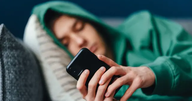 Yeniyetmələrə TikTok “TƏLƏSİ: Qeydiyyatdan 8 dəqiqə sonra zərərli videolar PEYDA OLUR