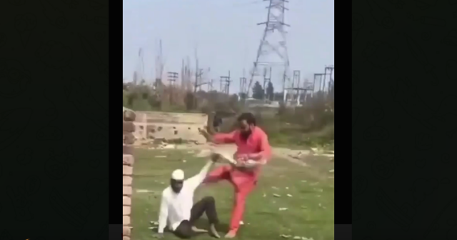 Hindistanda namaz qılan yaşlı müsəlman vəhşicəsinə DÖYÜLDÜ – VİDEO