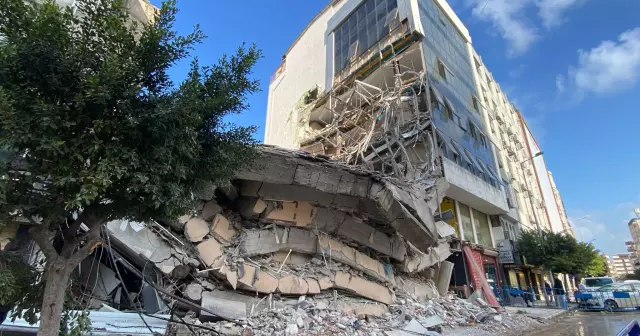 Hatayda 6 mərtəbəli bina ÇÖKDÜ: Qadın və uşağın möcüzəvi xilası KAMERADA – VİDEO