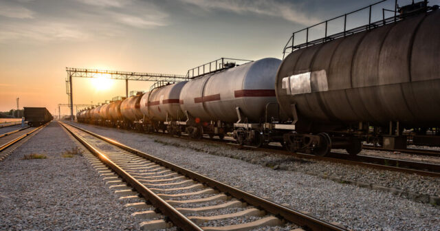 Rusiyada benzin dolu vaqonlar relsdən çıxaraq stansiyaya ÇIRPILDI – FOTO/VİDEO