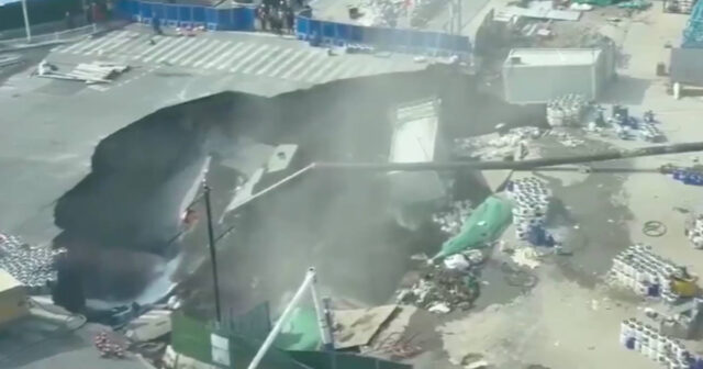 Şanxayda QORXULU ANLAR: Yolun ortasında nəhəng çuxur YARANDI – VİDEO