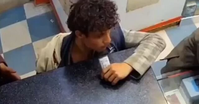 Təhlükəli MARAQ: Batareya gəncin ağzında PARTLADI – VİDEO