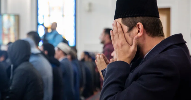 Məsciddə namaz vaxtı tavan möminlərin üzərinə DÜŞDÜ – VİDEO