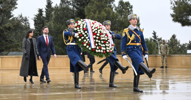 ABŞ Vitse-prezidenti həyat yoldaşı ilə birgə Şəhidlər xiyabanını ziyarət edib