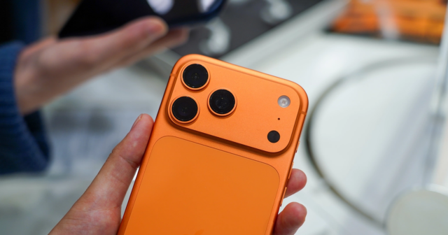 iPhone 17 Pro və Pro Max modellərində KÜTLƏVİ QÜSUR: Üzlüyü çıxaranda telefon ÇATLAYIR