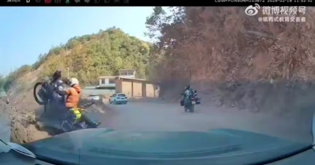 Motosikletçi qadın əyləc əvəzinə qaza basaraq uçuruma DÜŞDÜ – VİDEO