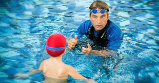 Bağçada üzgüçülük məşqçisi 5 yaşlı uşağı DÖYDÜ – VİDEO