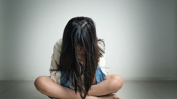 Ana 11 yaşlı qızını il yarım mənzildə KİLİDLƏDİ – Cinayət işi AÇILDI – FOTO