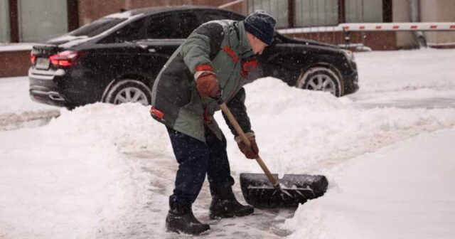 Ölümdən dönən AZYAŞLI: Süpürgəçi pəncərədən düşən uşağı havada TUTDU