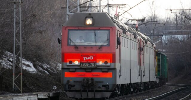 İntihara CƏHD: Qatarın altına atılan qız ayağını İTİRDİ – FOTO/VİDEO