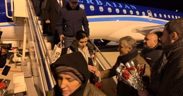 Türkiyədən daha bir qardaşlıq jesti – azərbaycanlı sərnişinlər İğdırda çiçəklərlə qarşılandı