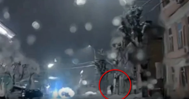 Damdan düşən buz kütləsi qadının ölümünə SƏBƏB OLDU – VİDEO