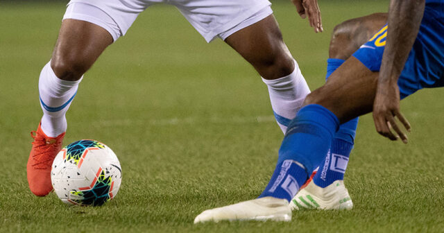 Ekvadorda DƏHŞƏT: Rəqibinin ayağını sındırdı, meydan müharibə zonasına döndü – VİDEO