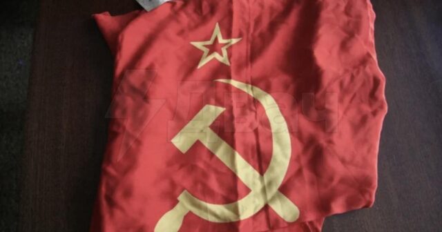 Latviyada “SSRİ” sözü yazılmış köynək geyinən kişini SAXLADI