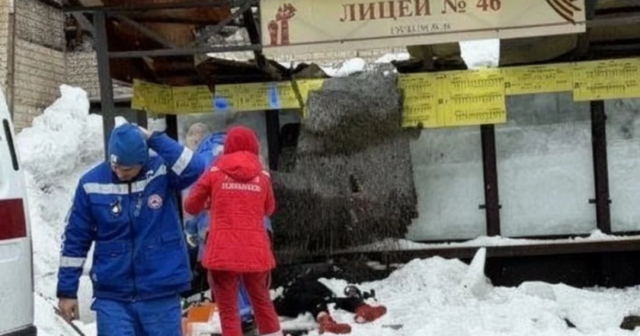 Dayanacaqda ÖLÜM: Buz parçası 54 yaşlı qadının həyatına SON QOYDU – VİDEO