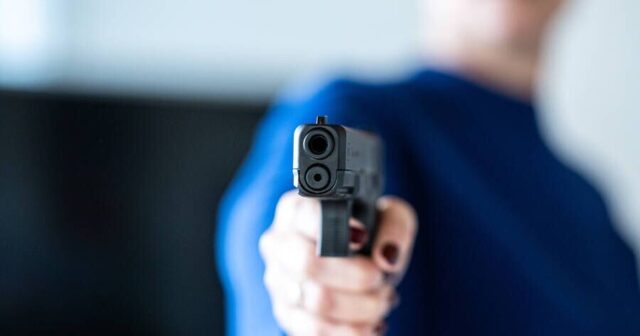 Silahlı qadın sifarişlərin təhvil verilməsi məntəqəsinə BASQIN ETDİ – VİDEO