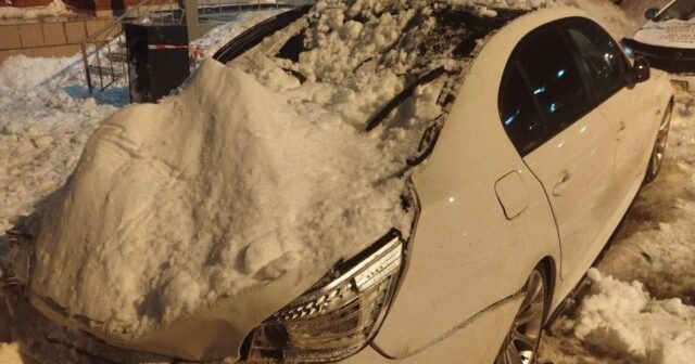 Rusiyada damdan düşən nəhəng qar kütləsi avtomobilləri ƏZDİ — VİDEO