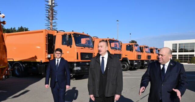 İlham Əliyev Bakıda məişət tullantıları daşıyan texnikalarla tanış olub