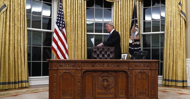 Oval kabinetdə RİTUAL: Donald Tramp keşişlərlə birgə DUA ETDİ – VİDEO