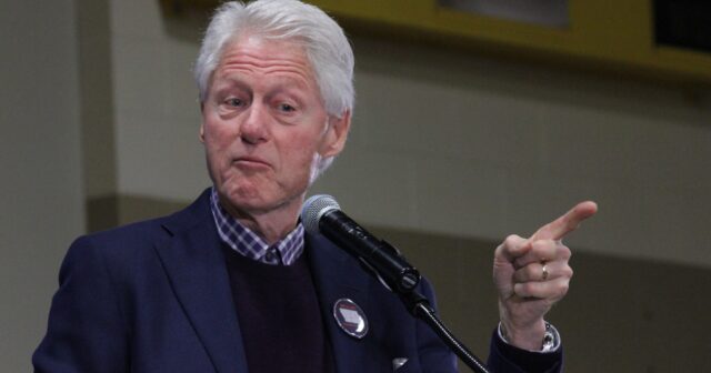 Bill Klinton Epşteyn adasındakı fotolara baxıb GÜLDÜ – Konqresdə QALMAQAL – VİDEO