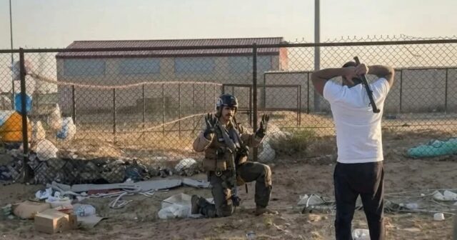 Küveytdə amerikalı pilota HÜCUM CƏHDİ: Hərbçini DİZ ÇÖKDÜRDÜLƏR – VİDEO