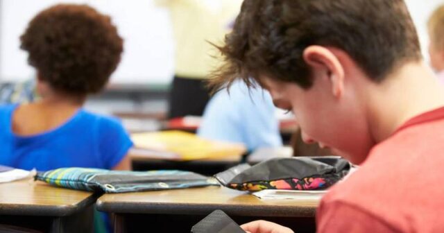 Polşada məktəblərdə mobil telefonlar QADAĞAN EDİLDİ