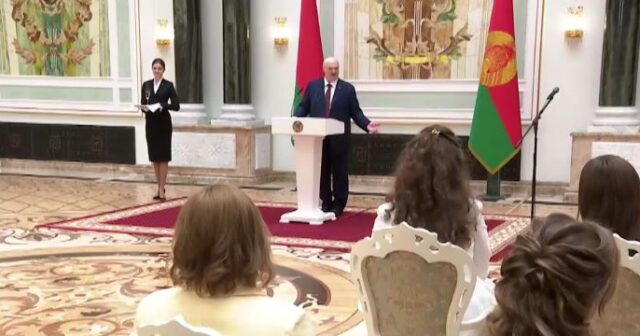 “Xətrinizə dəyən olsa, mənə “TikTok”da yazın” – Lukaşenko qadınlara SƏSLƏNDİ – VİDEO