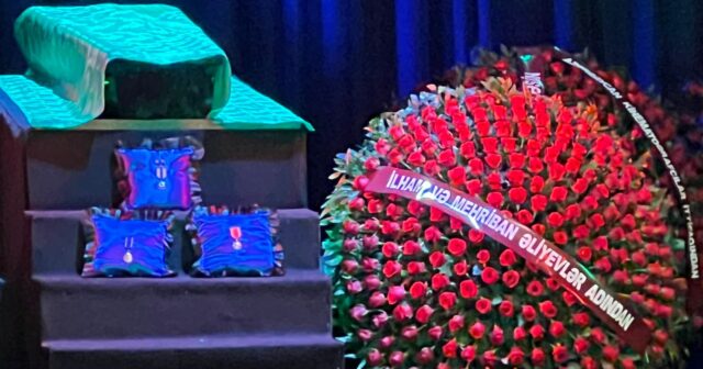 Prezident İlham Əliyev və Mehriban Əliyeva Xalq artisti Rasim Balayevlə vida mərasiminə əklil göndərib