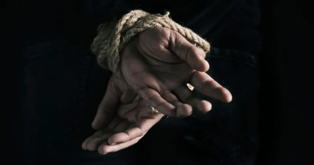 Görünməmiş DƏLƏDUZLUQ: Gənclər öz qaçırılma videolarını çəkib ailələrinə GÖNDƏRDİLƏR – FOTO