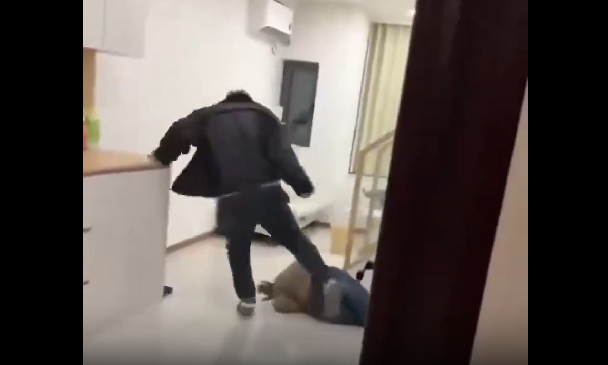 Ailə büdcəsini gümüşə yatıran qadın əri tərəfindən vəhşicəsinə DÖYÜLDÜ – VİDEO