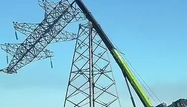 Karaqandada inanılmaz QƏZA: Avtokran aşmaqdan son anda XİLAS OLDU – VİDEO