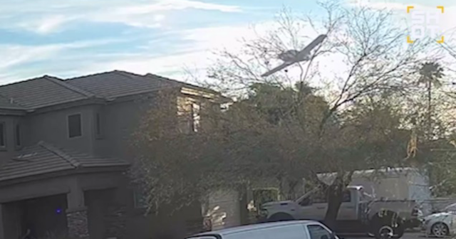 ABŞ-də aviasiya QƏZASI: Təyyarənin qanadı qonşu evin damında QALDI – VİDEO