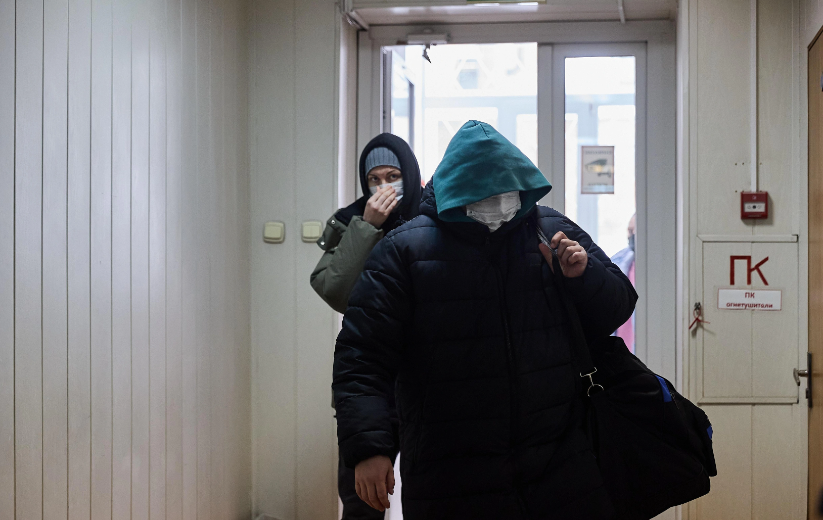 Polislərdən RƏZALƏT: Axtarış bəhanəsi ilə evdən OĞURLUQ ETDİLƏR – VİDEO