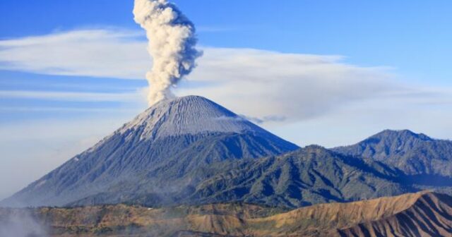 Semeru vulkanı “OYANDI”: Bir gündə 6 PÜSKÜRMƏ – VİDEO