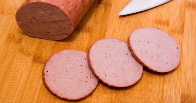 Mal əti kolbasasında donuz əti AŞKARLANDI: İstehlakçılar ALDADILIB – FOTO