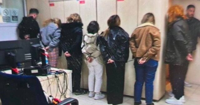 İctimai yerdə polisləri ələ salan 8 nəfər HƏBS OLUNUR