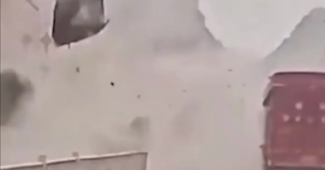 Uçqun zamanı nəhəng qaya yük maşınını AŞIRDI – VİDEO