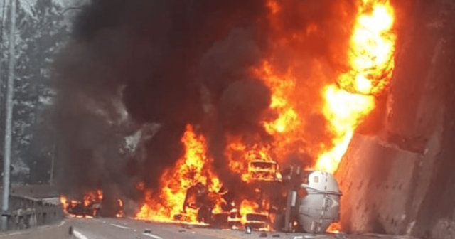 Mayeləşdirilmiş qaz daşıyan maşın PARTLADI: Ölənlər və yaralananlar var – VİDEO