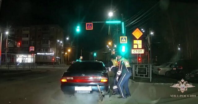 Sərxoş sürücü polis əməkdaşını 300 metr SÜRÜDÜ – VİDEO