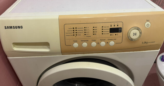 Ölümün bir addımlığında: Qadın yuxarıdan düşən paltaryuyandan SON ANDA QAÇDI – VİDEO