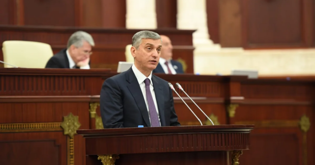 Vüqar Gülməmmədov Milli Məclisdə hesabat verir
