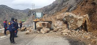 Ermənistanda qaya uçqunu nəticəsində YOL BAĞLANDI – FOTO