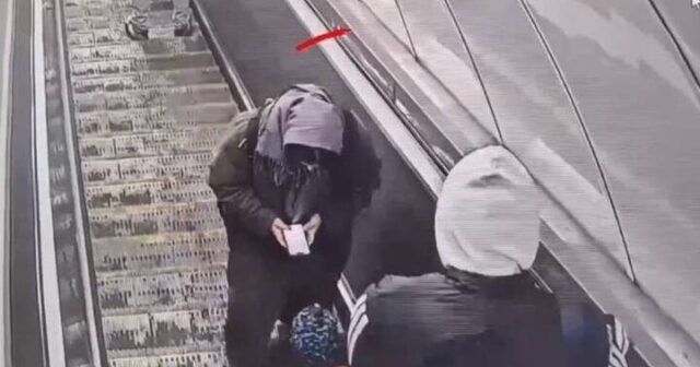 İki yaşlı uşağın əli eskalatorda QALDI: Ana telefonla MƏŞĞUL OLUB – VİDEO