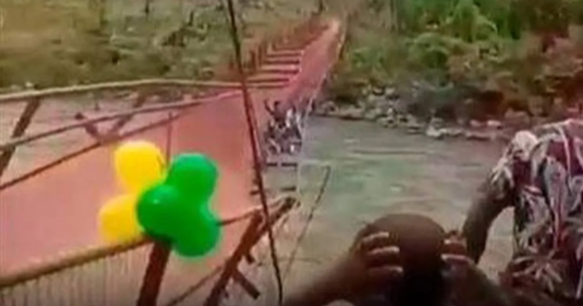 Yeni tikilən piyada körpüsü DAĞILDI: Xəsarət alanlar var – VİDEO